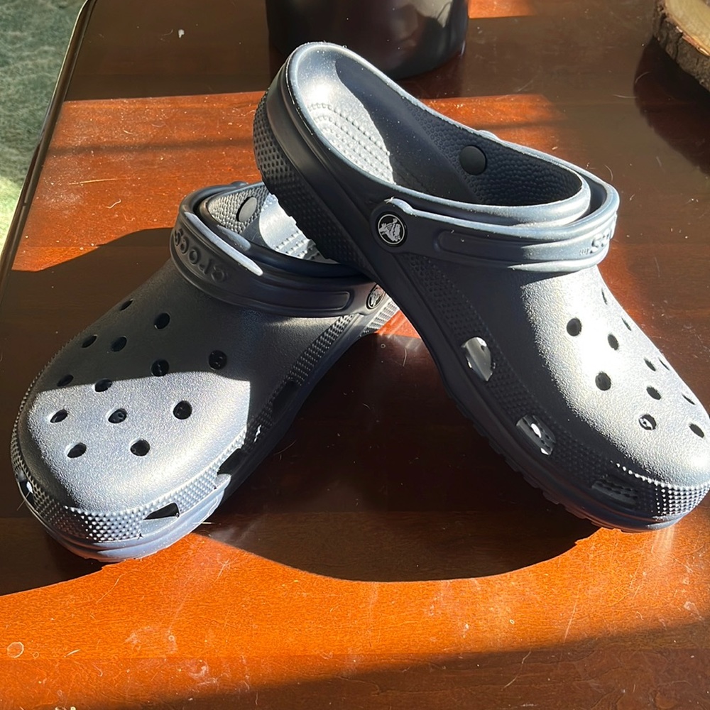 Men’s size 10 navy classic croc never worn